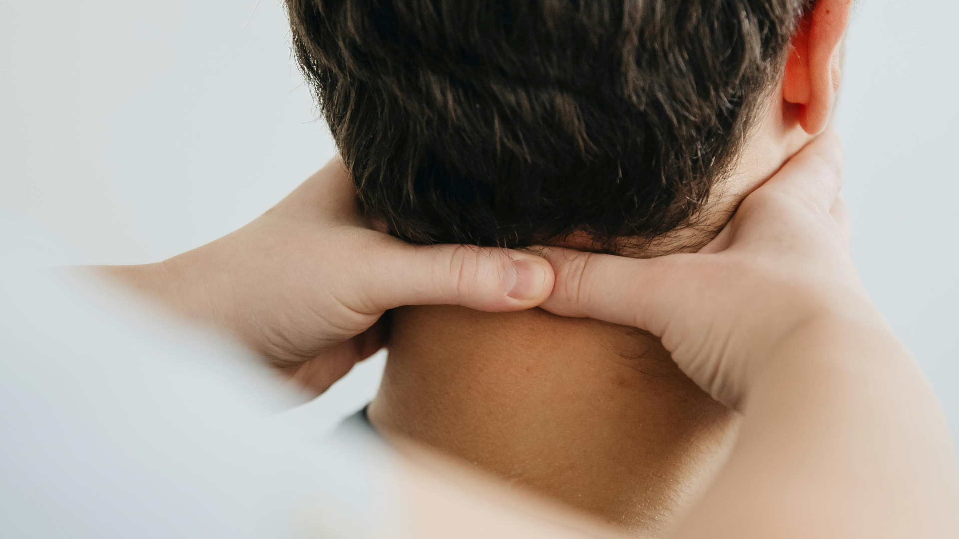 Advanced manual therapy technique at Jéssica Pereira Fisioterapia. The physiotherapist performs a joint mobilization and release maneuver on a patient's cervical spine (neck) to relieve tension and improve mobility.